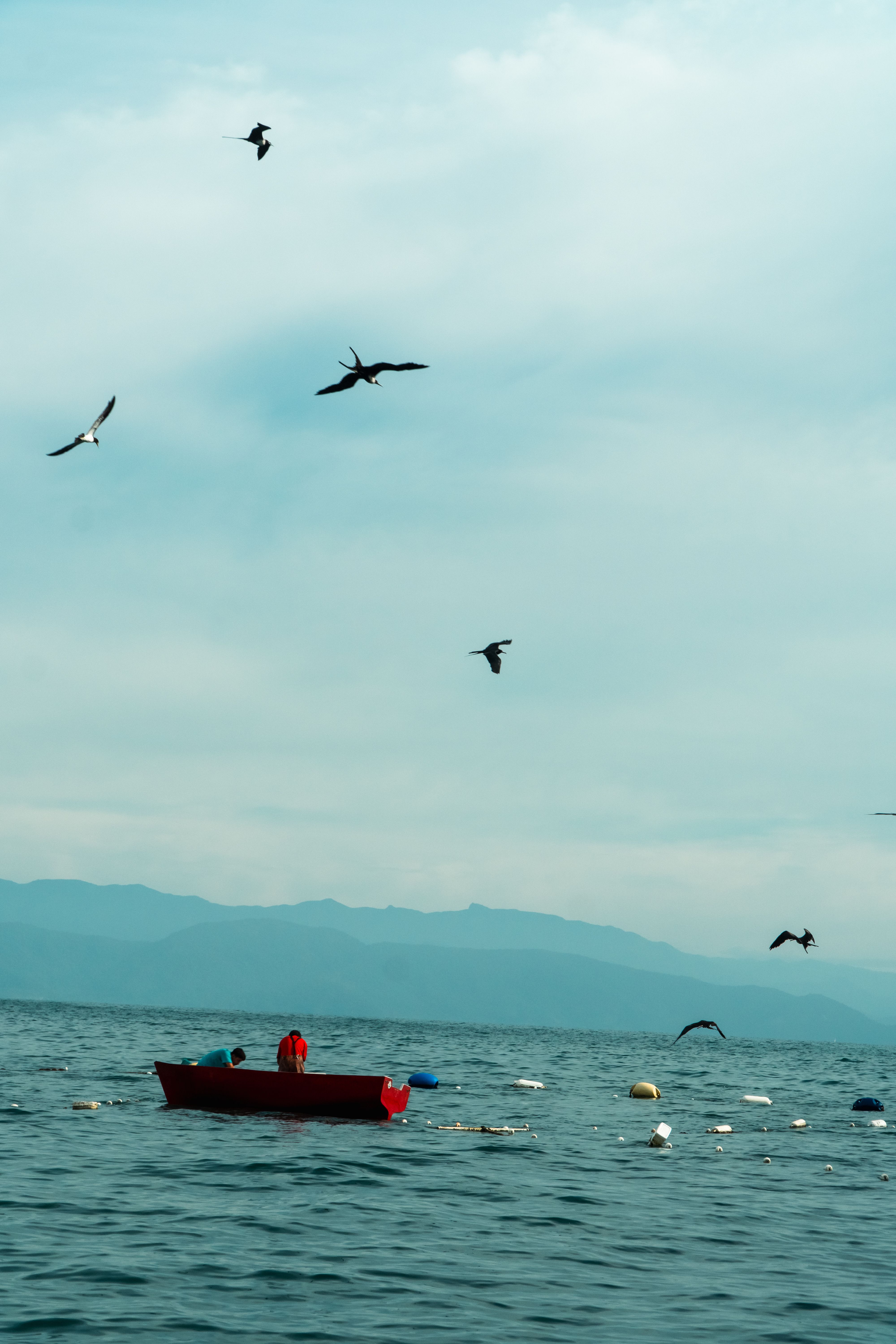 Convés de madeira iluminado pelo sol nascente